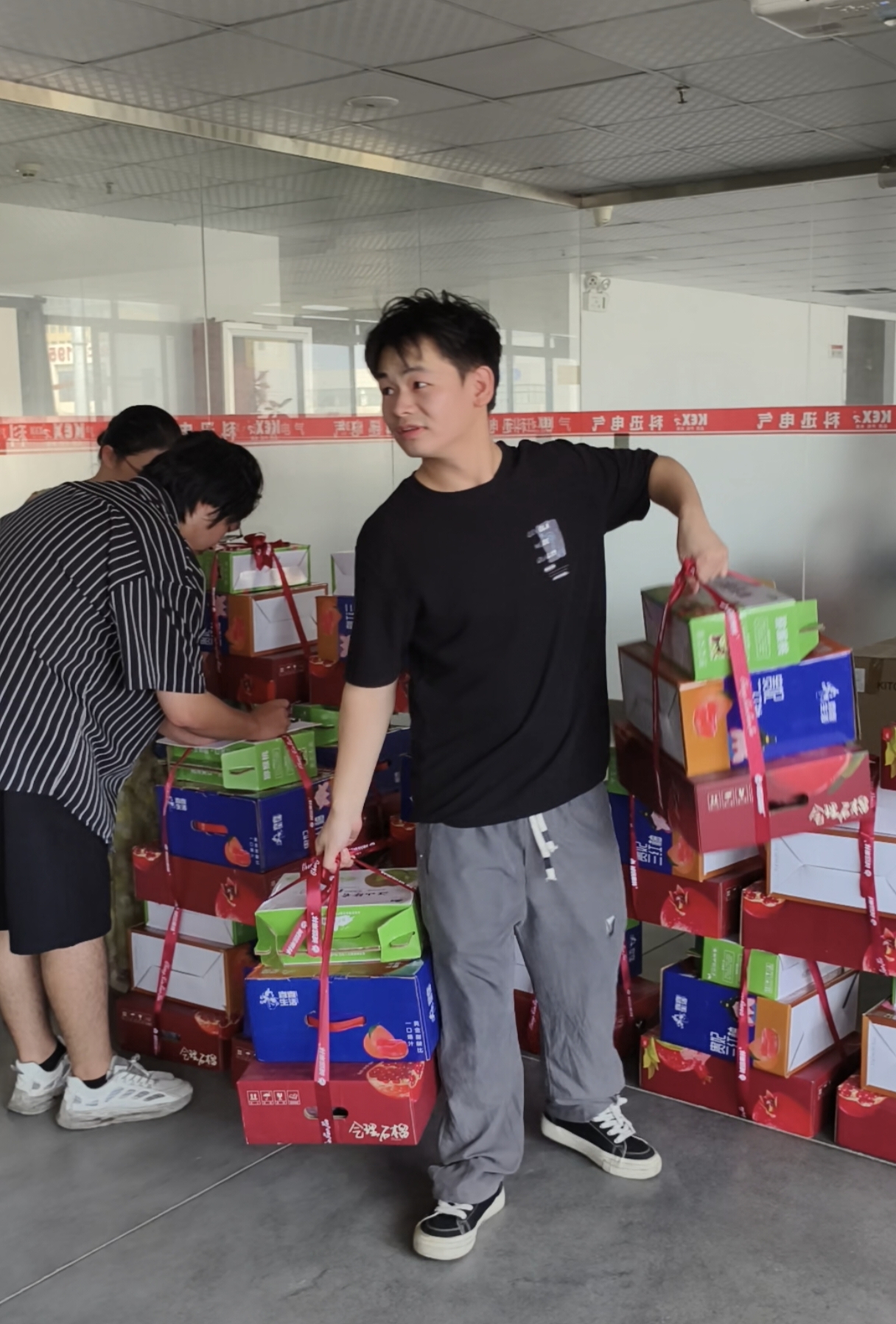 A Közép-Őszi Fesztivál alkalmából a Kexun Electric minden alkalmazottja számára gyönyörű díszdobozokat készített.