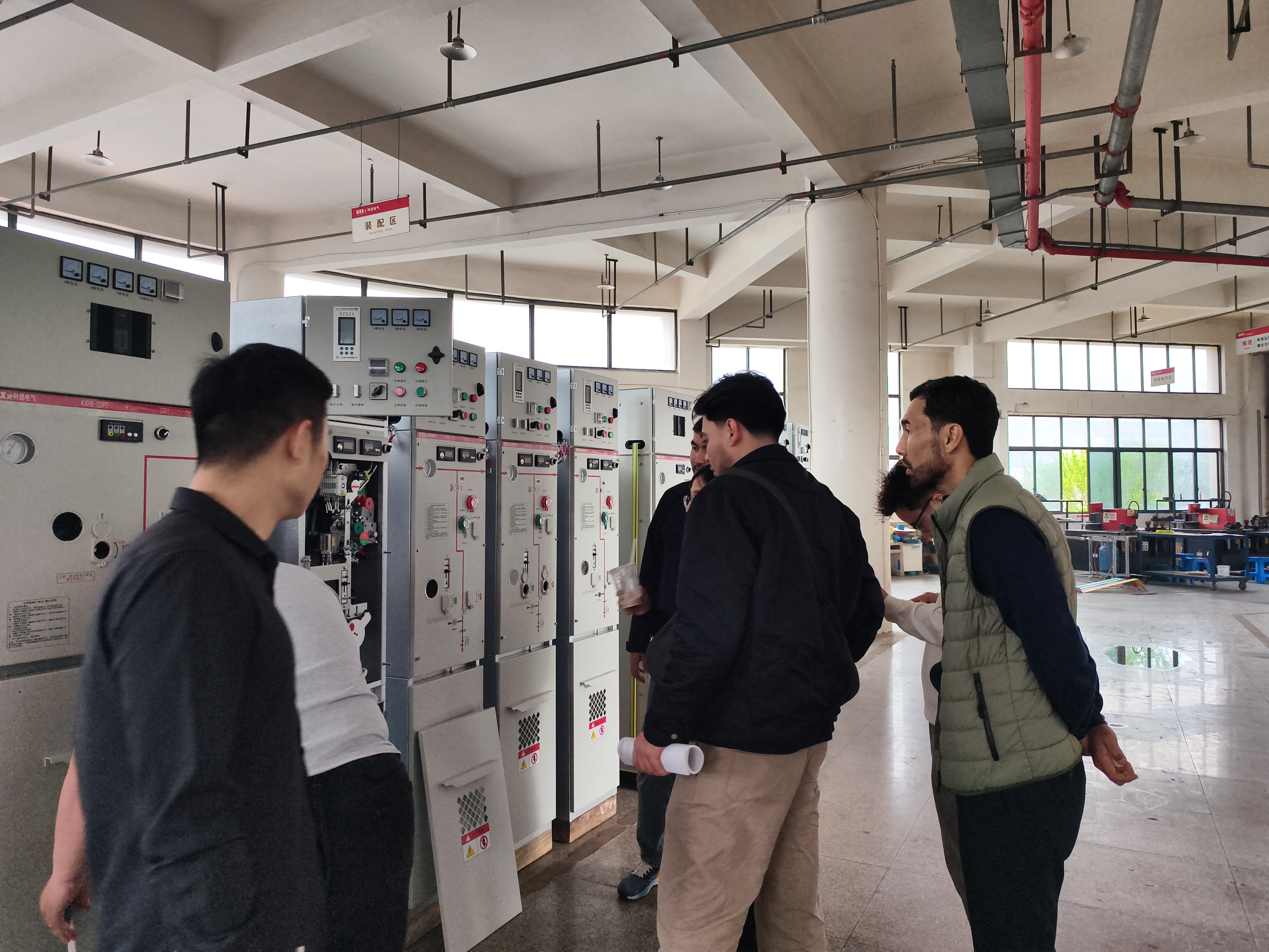 Kazahsztán ügyfelek felkeresik a Kexun Electric nagyfeszültségű áramelosztó berendezéseket gyártó bázisát